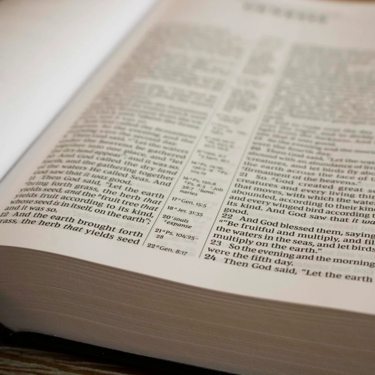 NKJV Compact Center-Column Reference Bible, Leathersoft